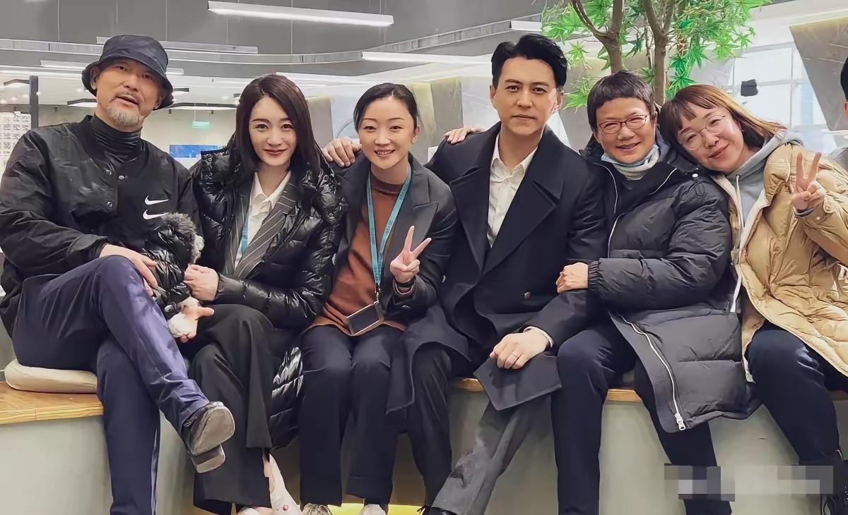 这张氛围轻松、互动自然的合影是《林深见鹿》的幕后花絮照，我一眼就认出了丰神隽逸、