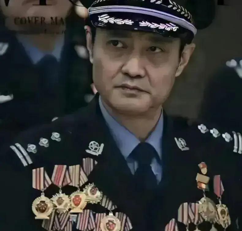 1998年，程鹏在执勤，突然被人用枪抵住了脑门，他掏出的警官证停在半空，脑海中一