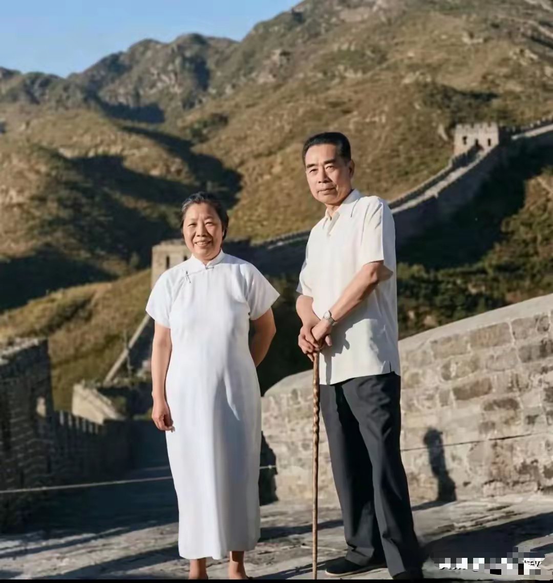 第一次看到周总理与夫人邓颖超，在八达岭长城的一张合影。周总理温和儒雅，邓妈妈面容