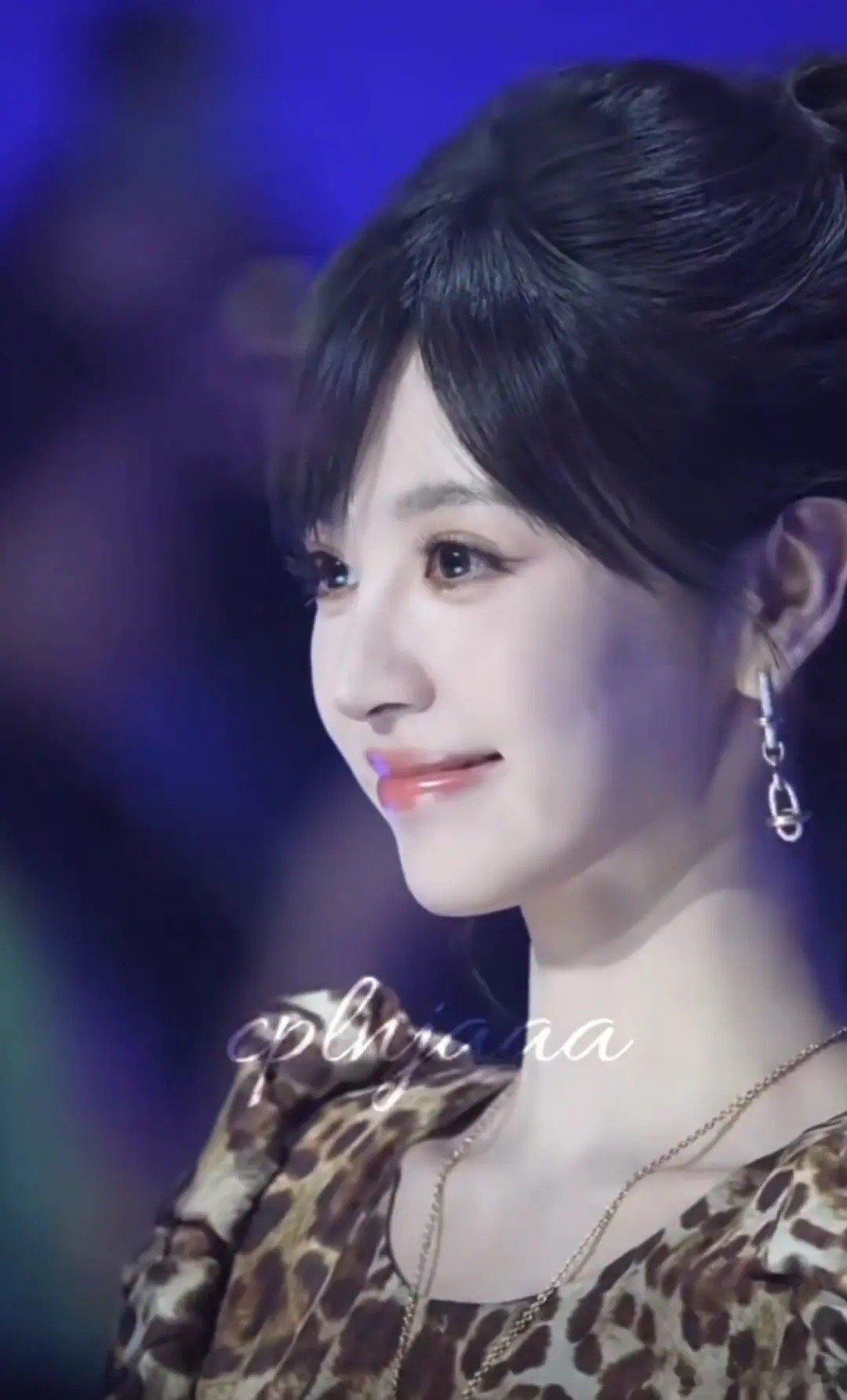 田曦薇豹纹小猫来看看今晚田曦薇的内场造型，完全是美而萌之吧！