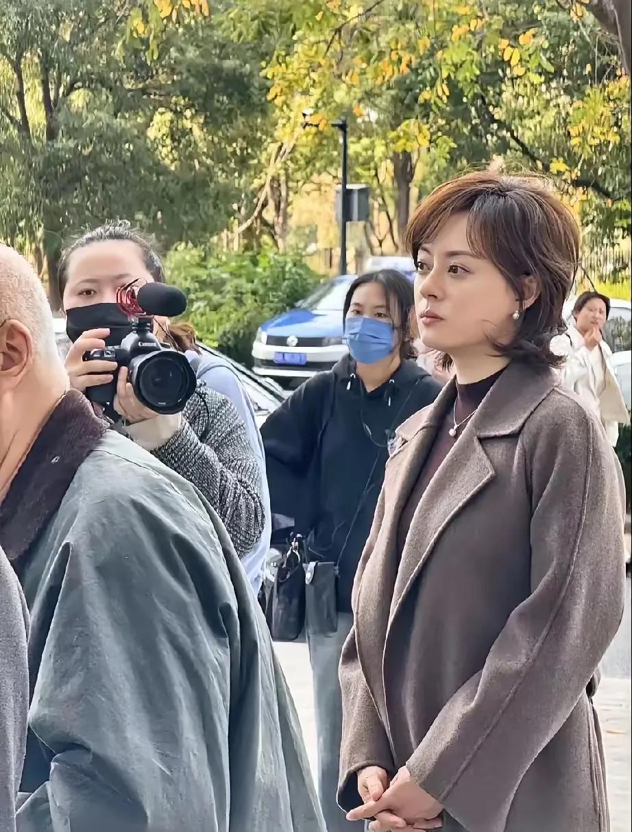 闺蜜说她看到了孙俪还拍照片我一看，感觉这个大明星也是很素呀使劲看着她