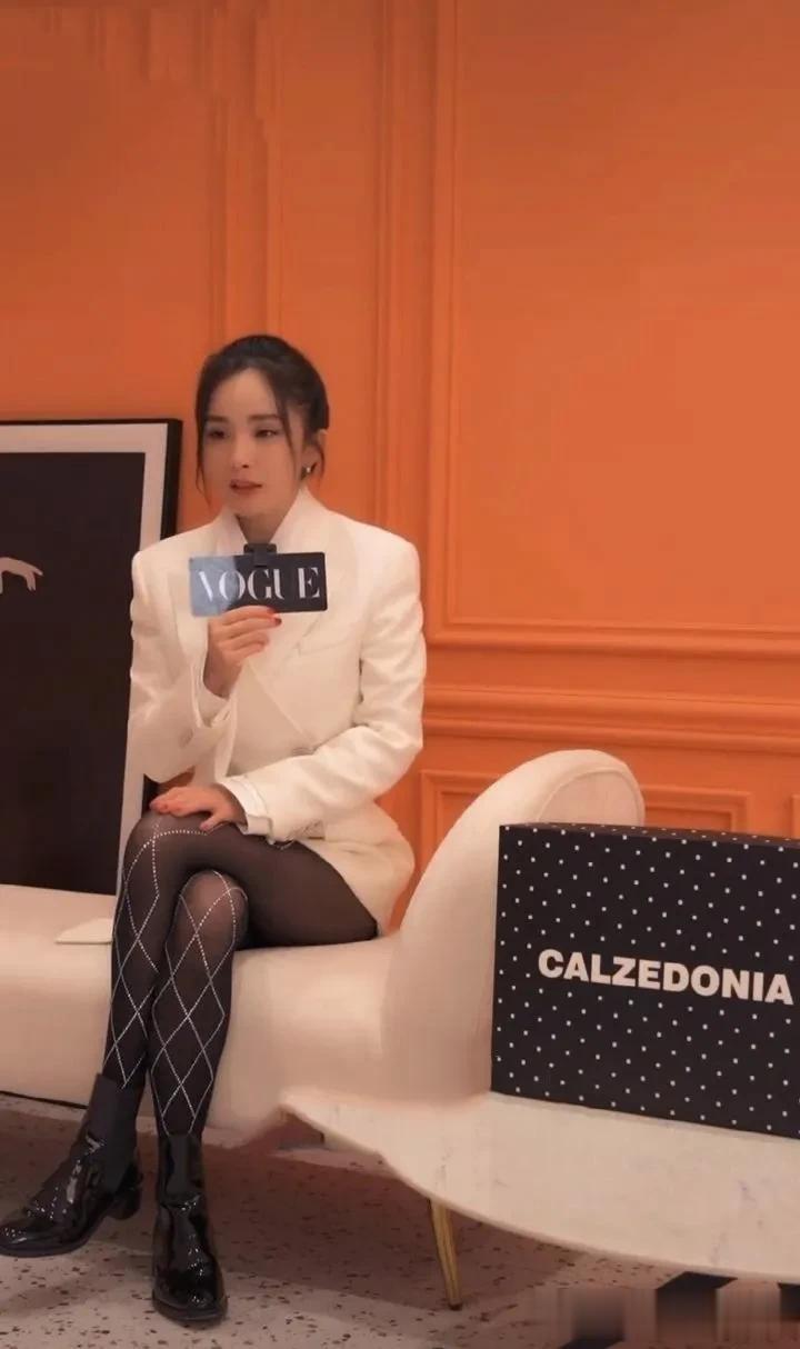 感觉杨幂真的超爱穿黑丝，不过也只有她能把花里胡哨的黑丝穿的好看了吧！