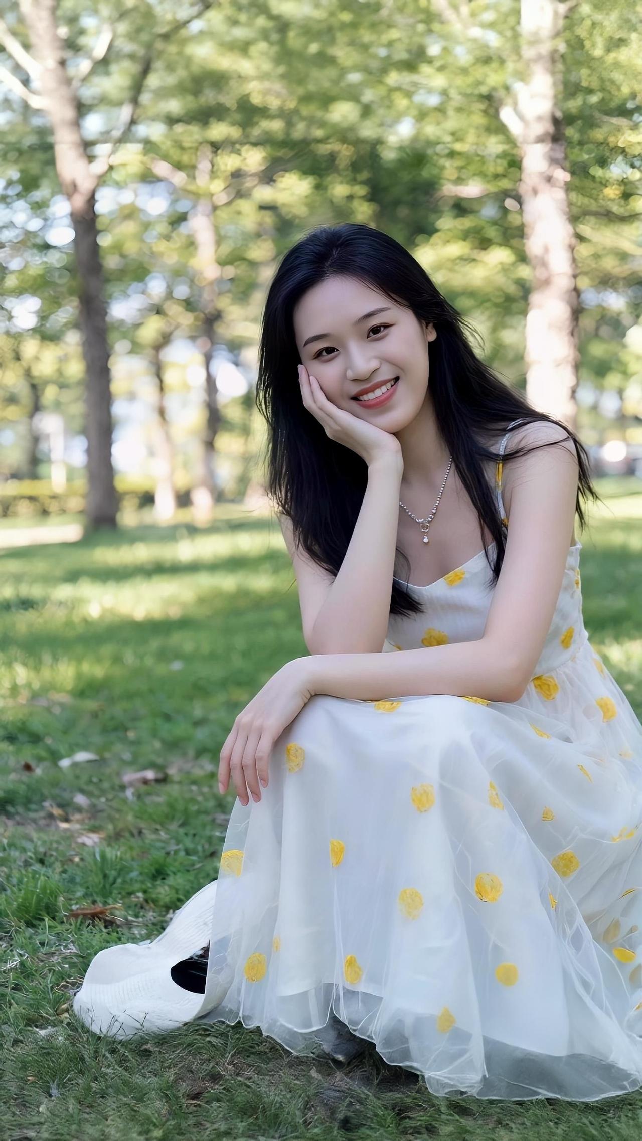 不必追着人群喧嚣，不必赶着浪潮言说，晨起煮一壶清茶，看水汽漫过窗棂，晕开天边的朝