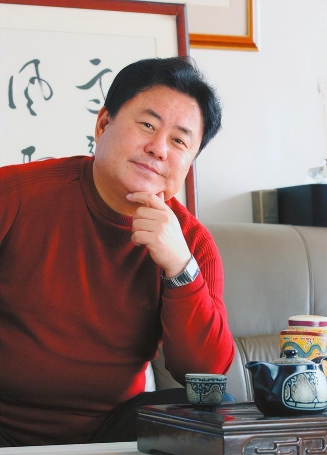 1981年，知名作曲家徐沛东向女友崔静求婚成功，没想到登记结婚那天，他居然拉着战