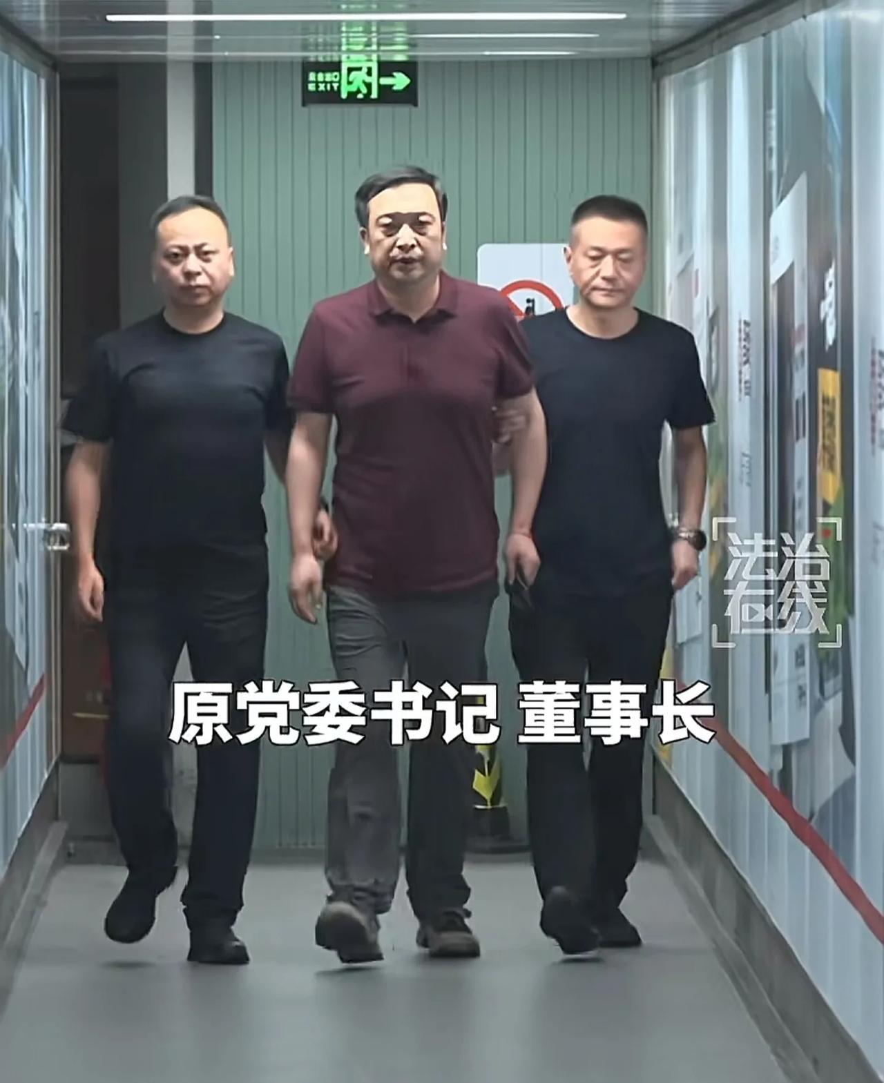 郭宏伟被遣返回国了！就是那个曾经风光无限的，山西洪洞县农商行原董事长。他是8