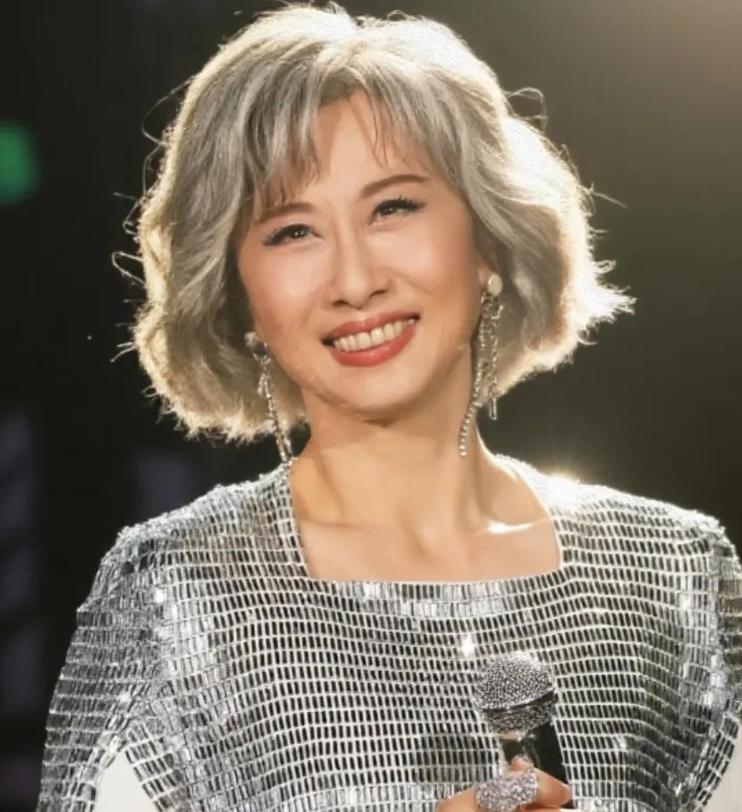 大家记住了千万别被叶倩文的年龄给蒙骗了她虽然64岁了，满头白发，外表看上去跟