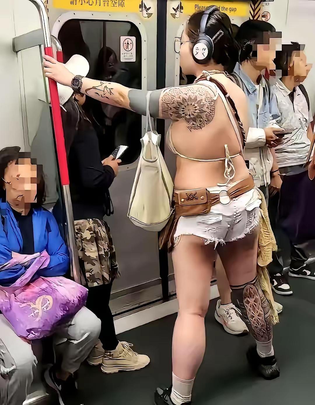 地铁是公共场合，大家都应该保持最基本的素质，现在却成了一些追求奇异效果的场所，身