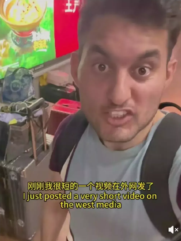 外国人发了个短视频说中国人的包扔下就不管了，也没人看着，然后他们还自己出去玩了，