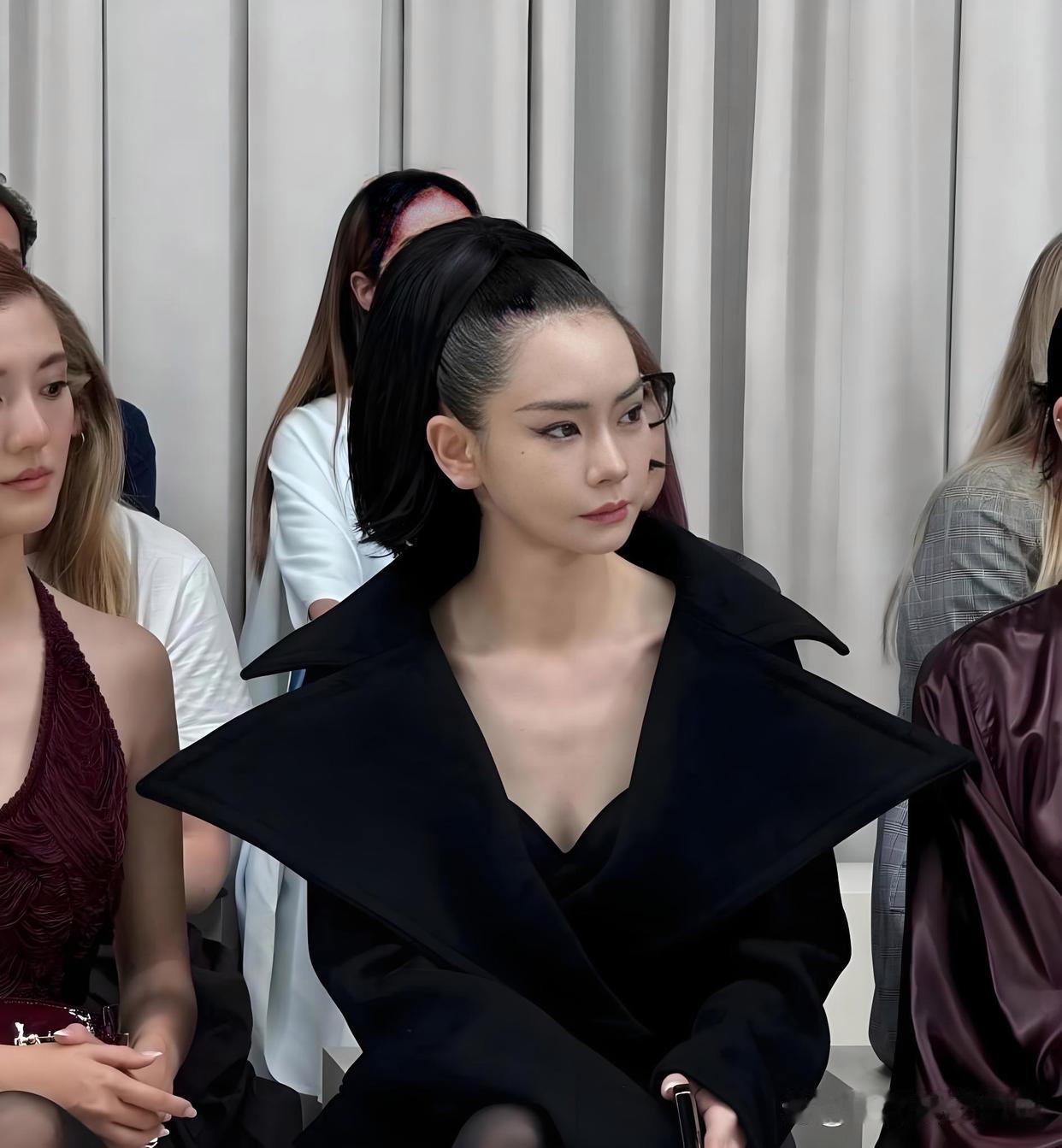 戚薇的头皮看着就疼，她为了美是真能忍……