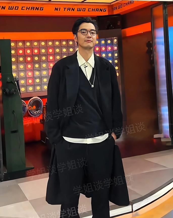 我是真没想到啊，内娱居然出了一位博士他就是金世佳，黄晓明也去参加考试了，可惜没