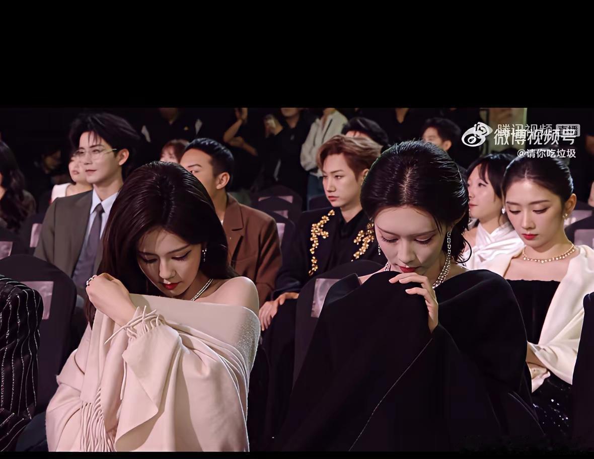 不说别的，孟子义在美貌这块上，真的拿捏的死死的。就说这张白鹿和孟子义一起在台下偷