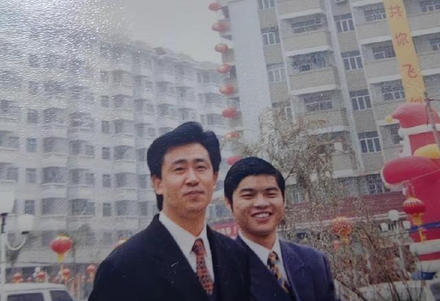 90年代，许家印在广州珠岛花园楼盘现场与友人的一张留影，当时许家印还在中达集团打