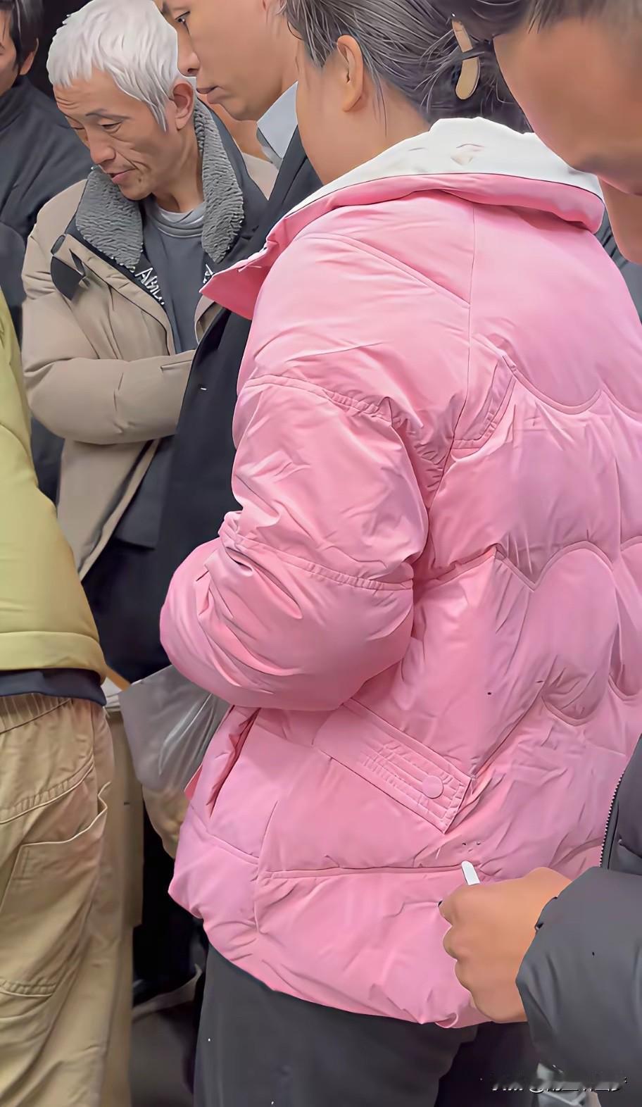 这大哥不讲武德，但说回来棉服挺好，大姐不感觉冷风进去吗[捂脸哭]挺好看。大家说这