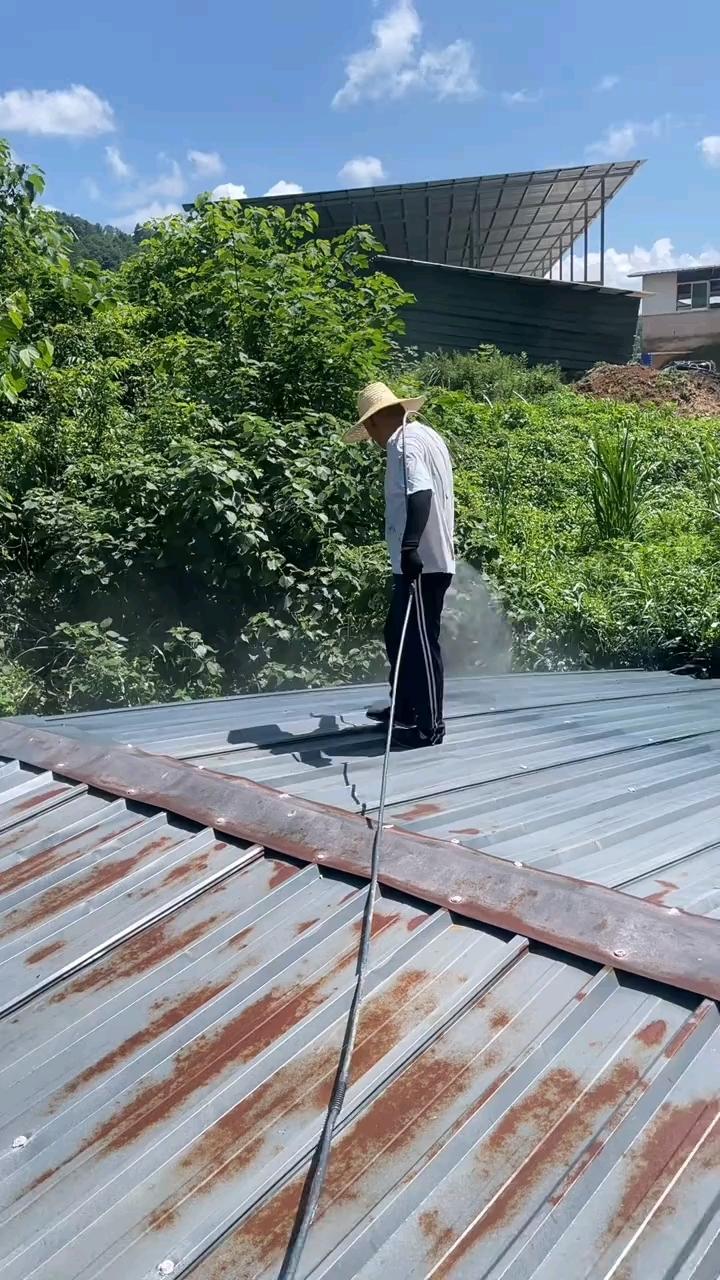 其实不冤！四川雅安，60岁大爷在自家窗外修雨棚，突然身上传来一阵强烈的麻感，触电