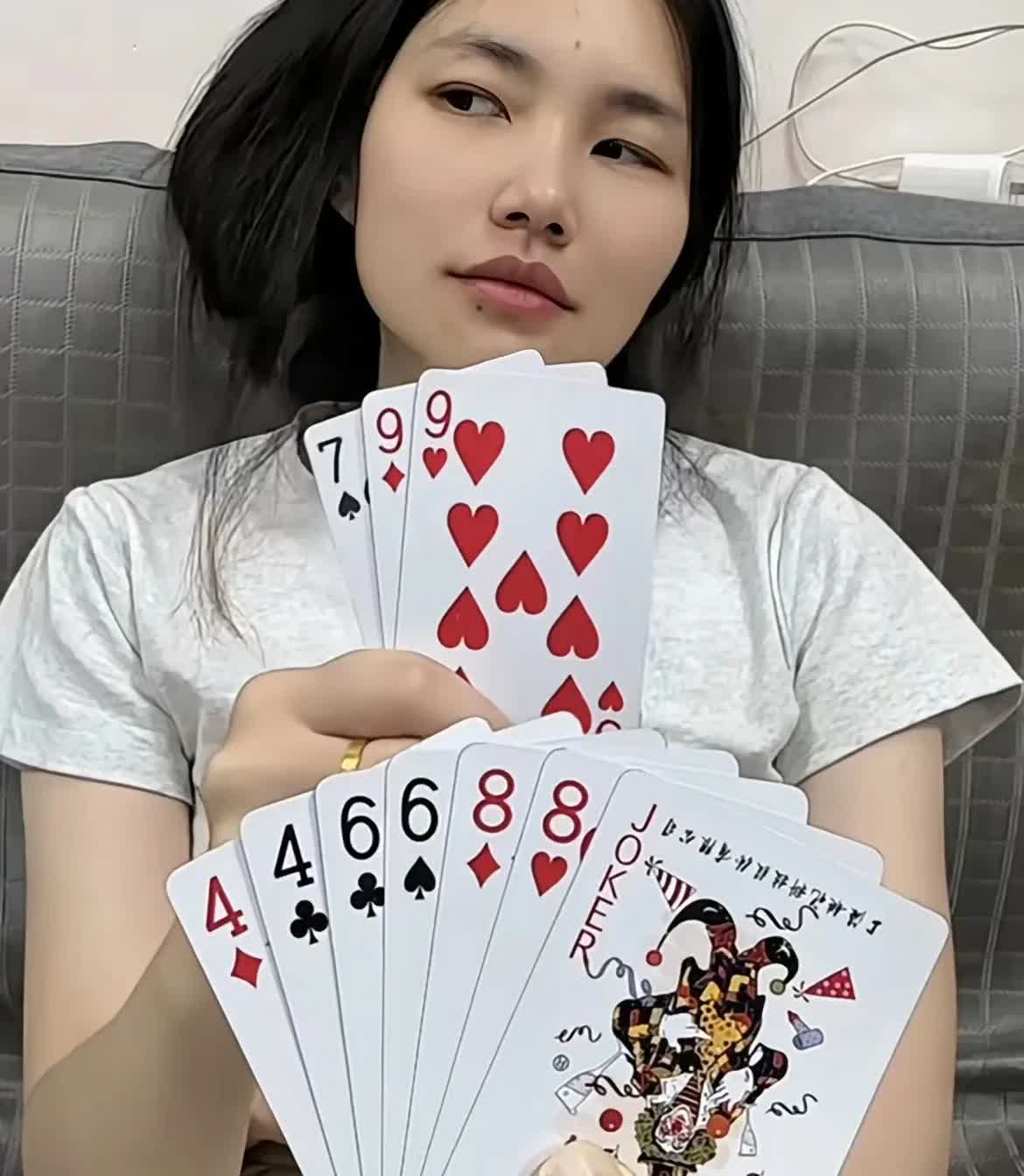 老婆闺蜜打牌很嚣张，她明牌了，说这把牌我要是能赢她，她跟我姓。看着她那傲