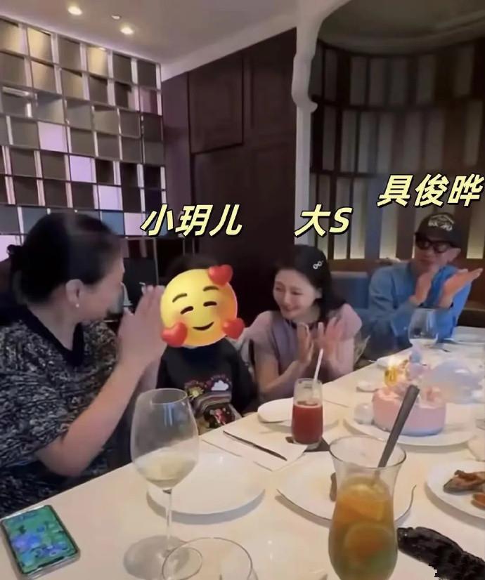 马筱梅才给小玥儿过完生日，收获了一众好评。没想到s妈就来搞事情了，晒出大s给