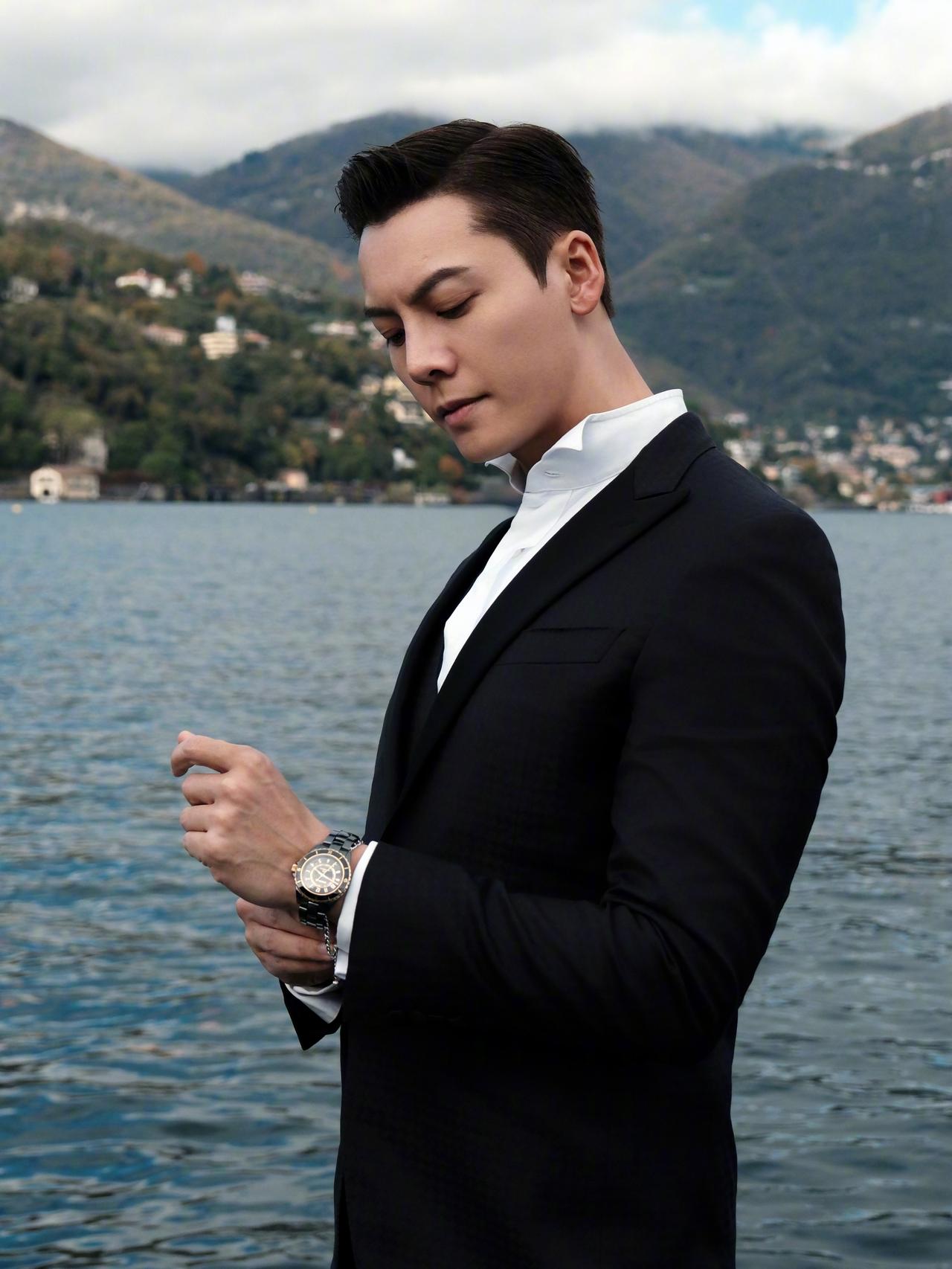 陈伟霆双手插兜，表情傲娇：我的戏不用配音。主持人满脸怀疑：张启山是原声吗？陈伟霆