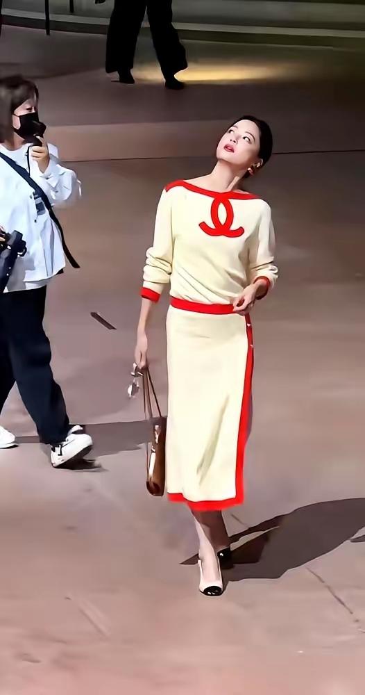 这个妆感真的太清透了，参加香奈儿大秀，裙子看着平平无奇，整个妆容加配饰包包又