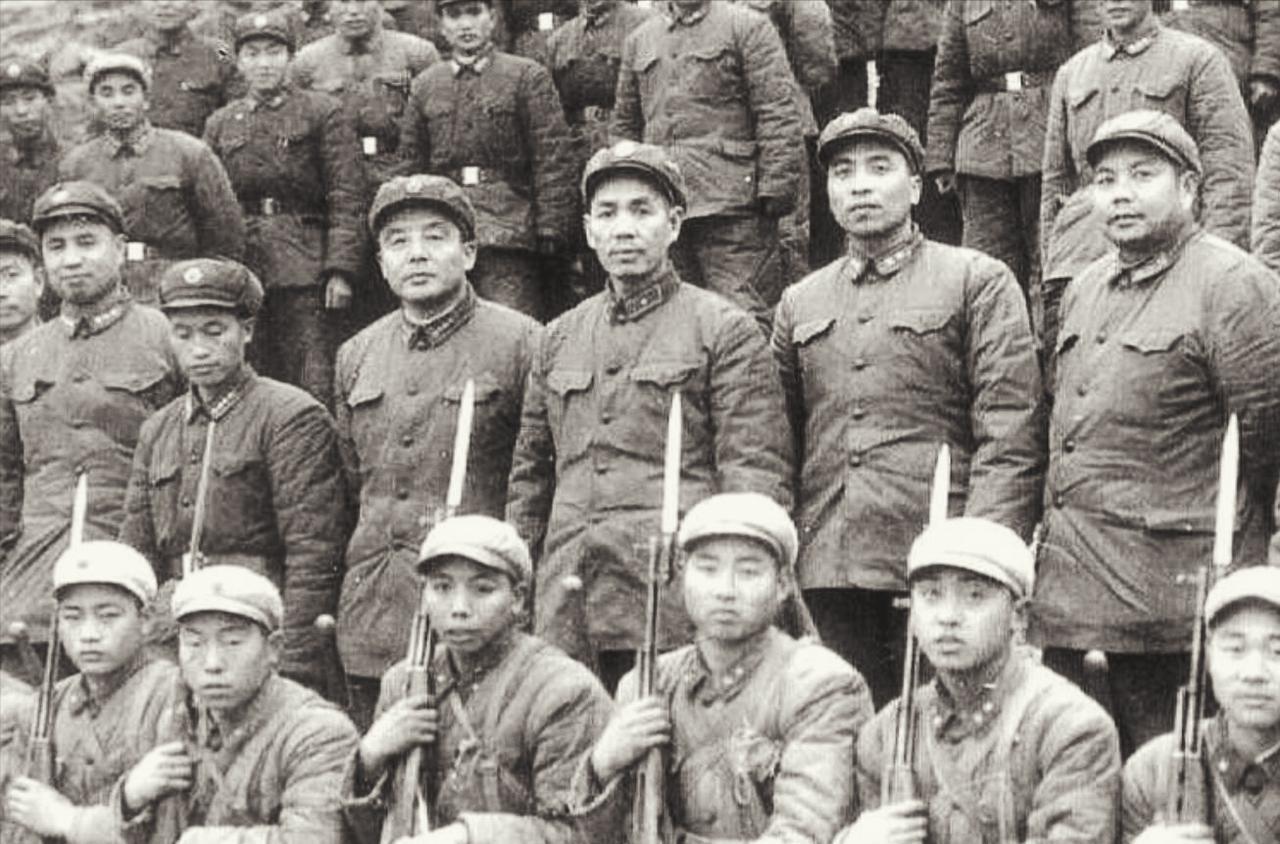 1962年，对印自卫反击战打响，第54军丁军长居前指挥。一会儿，十几位老乡敲锣打