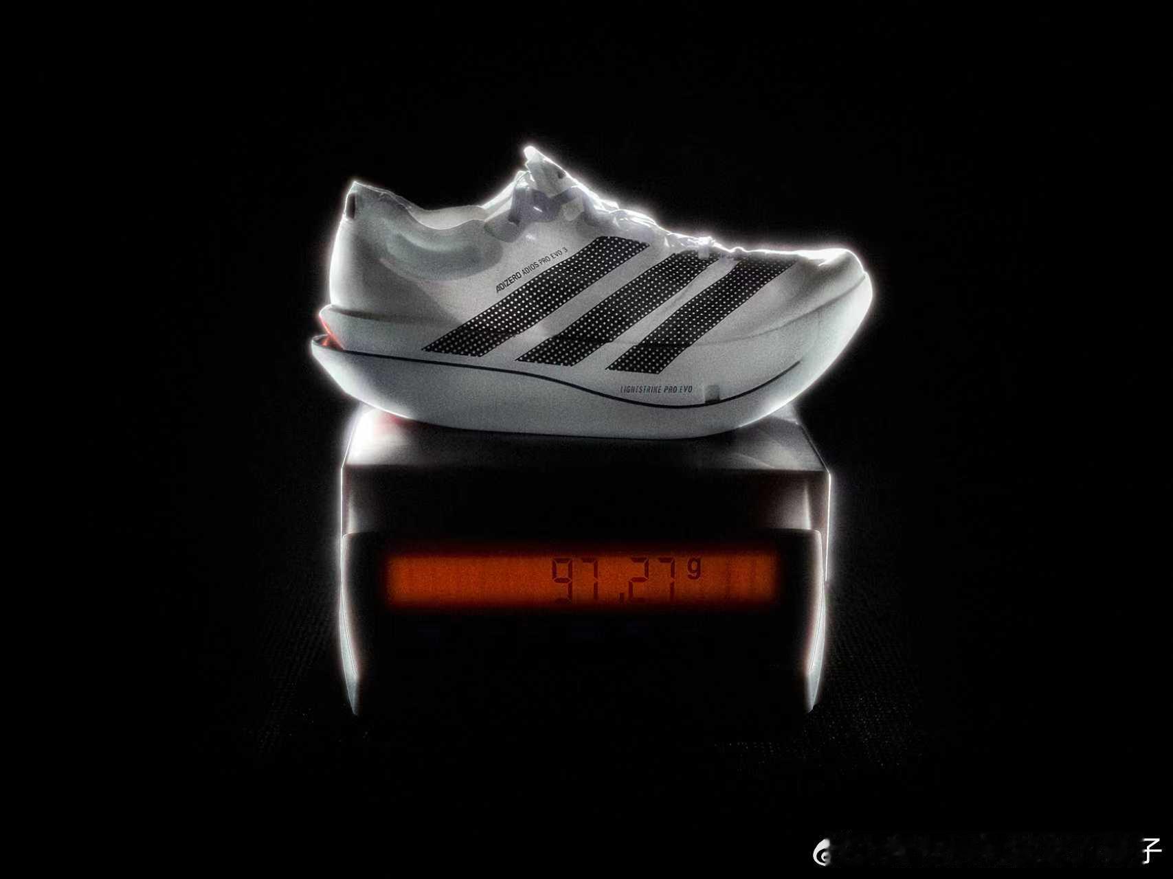 阿迪达斯助人类马拉松首次破二风起伦敦赛道，历史在此刻被重新书写！2026伦敦马拉