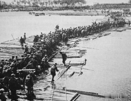 1949年，蒋介石正在睡午觉，醒来后，却发现天塌了，亲信俞济时告诉他：“南京失守