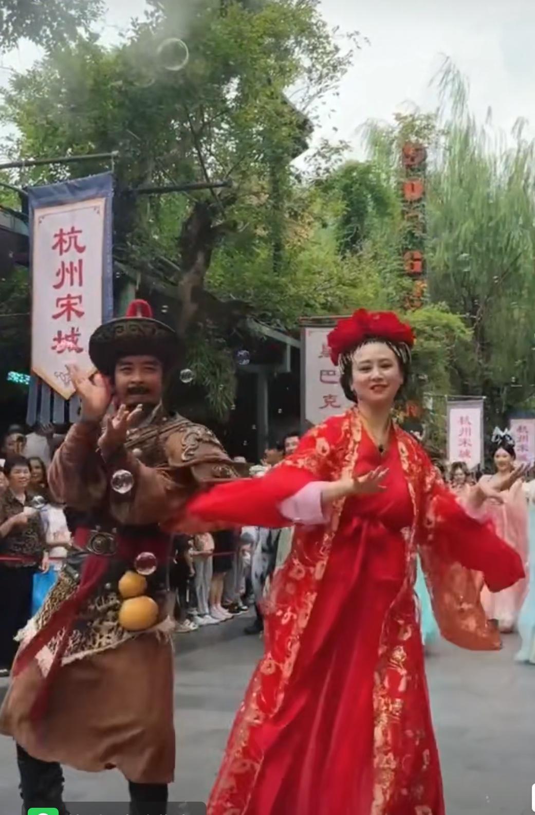 马景涛去宋城千古情演出，敬业到直播过程中中暑晕倒，之后越来越多的老牌演员都被邀请