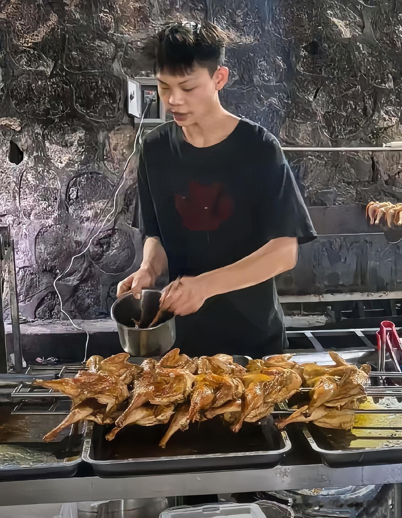 这事儿吵半天，其实吵的不是调料本身。肉宝王是合规调味料，餐馆用得挺多，按标准加根