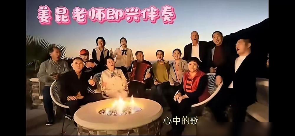 姜昆带着一帮文艺老兵，在外国所谓的24号的平安夜，唱了几首爱国的歌。说实话，