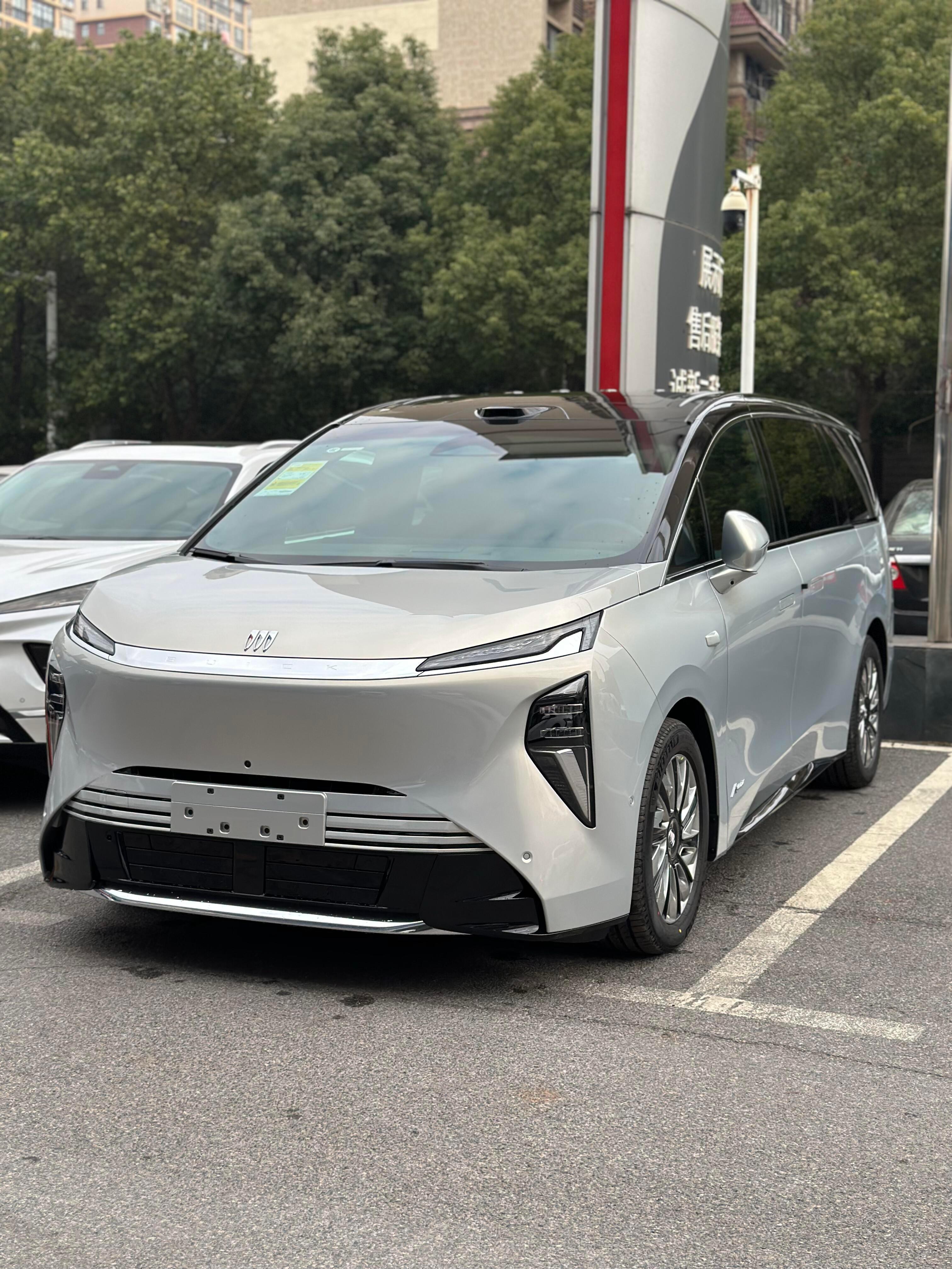 内饰的皮质摸起来很细腻，缝线也工整，晚上氛围灯一亮，豪华感和精致感直接就上来了。