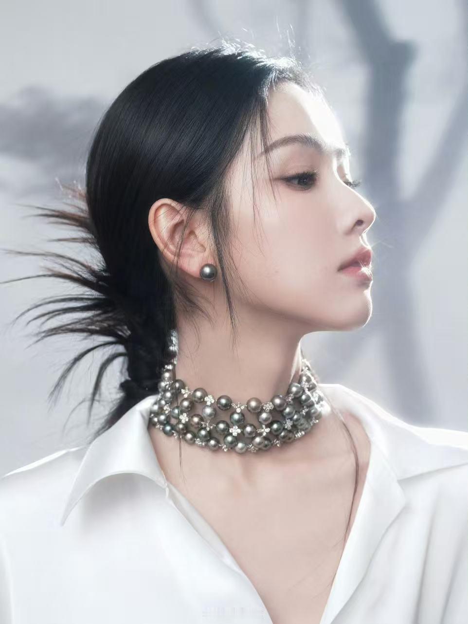 陈都灵陈都灵清冷白月光千金陈都灵丝绸白裙小说里的清冷白月光千金