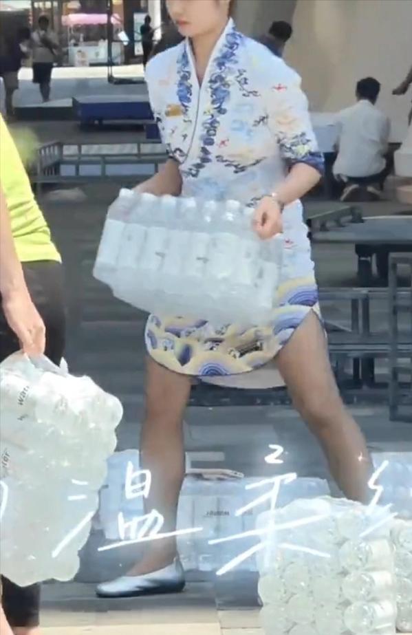 海航的这个空姐火了！3月26日有人拍了个视频，视频里应该是海航三亚过夜酒店门口，