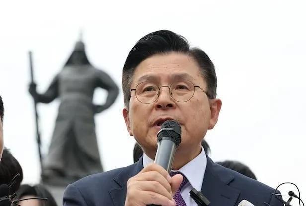 他才是韩国最精明的人：黄教安宣布退出总统选举，全力支持金文洙。表面上看他大义凛然