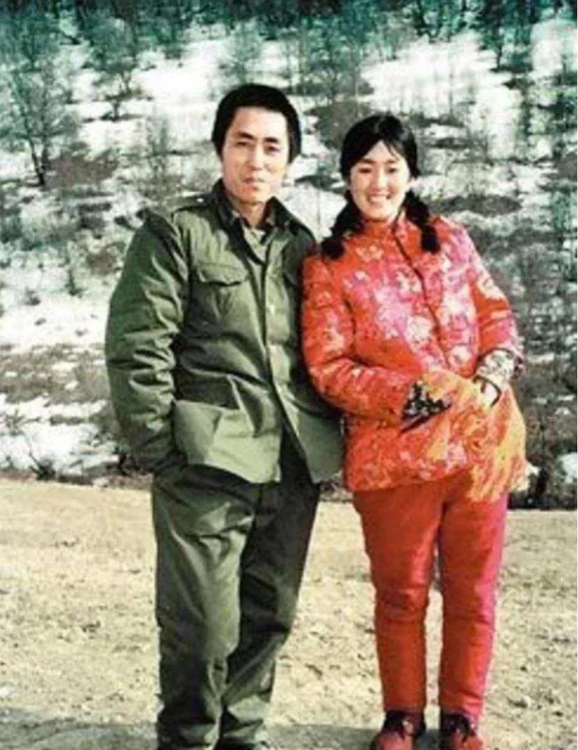 1987年，张艺谋筹拍《红高粱》，花了四万块钱，请当地农民种100亩红高粱，并且