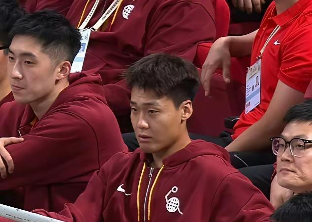 一场久违的胜利，全场的焦点竟不在技术统计板上，而在那个腿缠护具、赛后怒吼砸球的赵