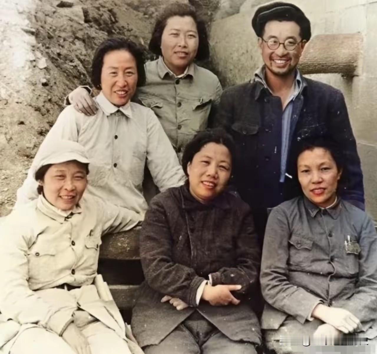 这张延安时期的珍贵合影，定格了陈赓与蔡畅、邓颖超等革命女杰的温情瞬间。画面里，