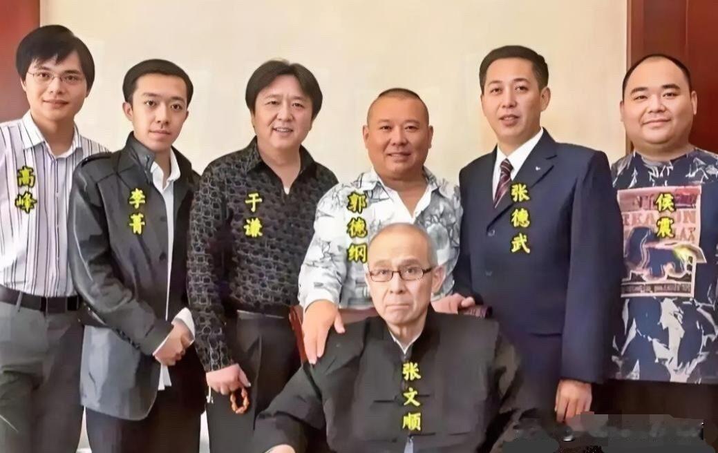 李菁，于谦，郭得纲等相声演员早年间的一张合影，感觉郭德纲年轻的时候跟现在都没有怎