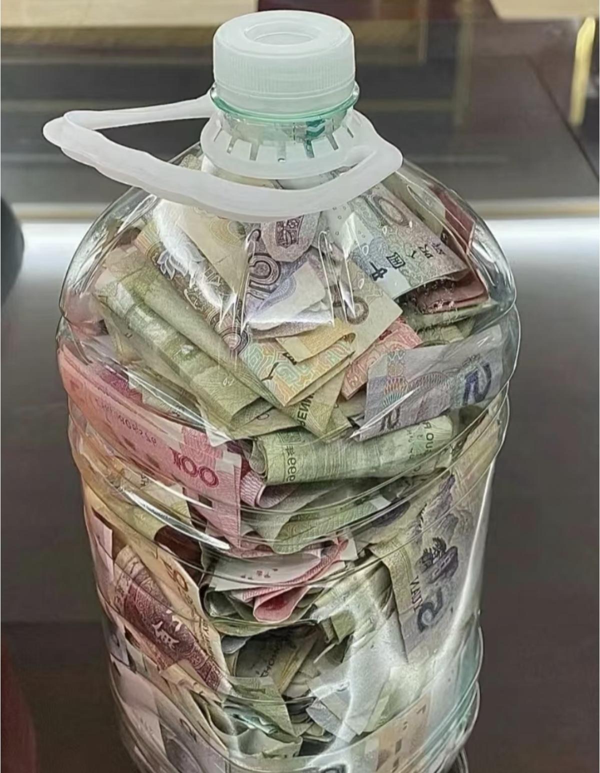 我老家有个老人，一辈子不舍得吃喝，一个鸡蛋都要省下来卖钱或者给孩子，他死的时候全