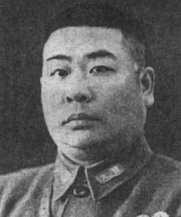 1931年，红军师长萧克翻着俘虏名单，瞳孔猛地一缩。他冲进看守所，对着捆得严严实