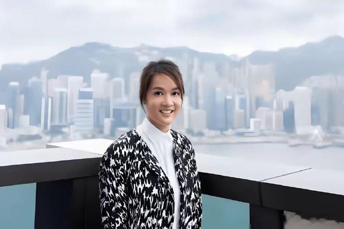 她才是顶级名媛吧，哥哥千亿富豪，丈夫百亿富豪，爷爷创立了周大福​​​