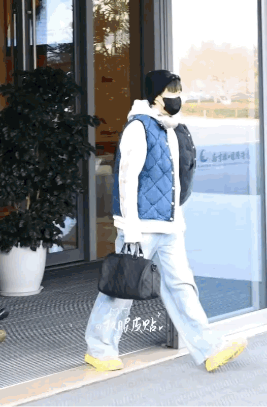 [红脸笑]南京终于把大头给盼来了！这一身确实有点东西，白色卫衣叠