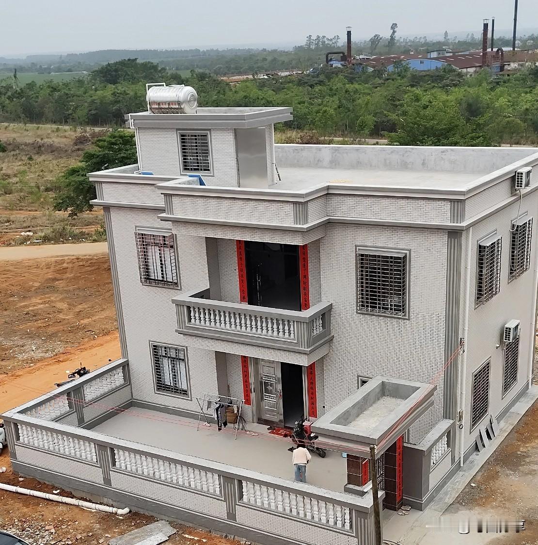 你们说这事儿邪门不邪门？都说新居入伙添喜气，可邻居家偏偏反其道而行。自从