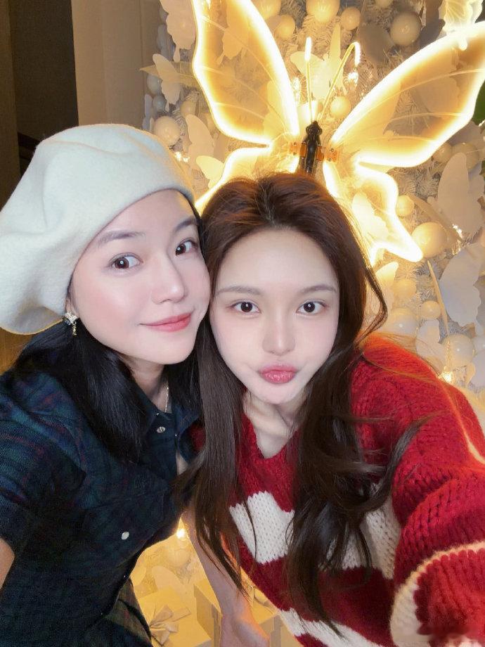 陈妍希周扬青合照陈妍希周扬青一起过圣诞闺蜜同框+萌娃相伴，陈妍希的圣诞幸福
