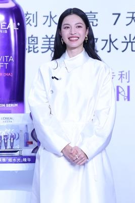 钟楚曦现身北京出席欧莱雅活动一身白色穿出了白玫瑰既视感清纯又浪漫好看