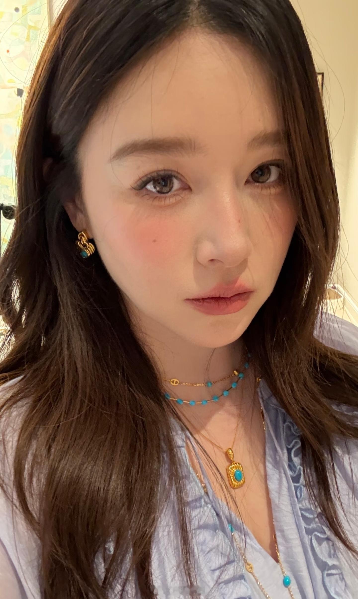 阚清子近期发布了很多好看的照片，彩色的穿搭、贵气的配饰再加上明媚的笑容，看起来气