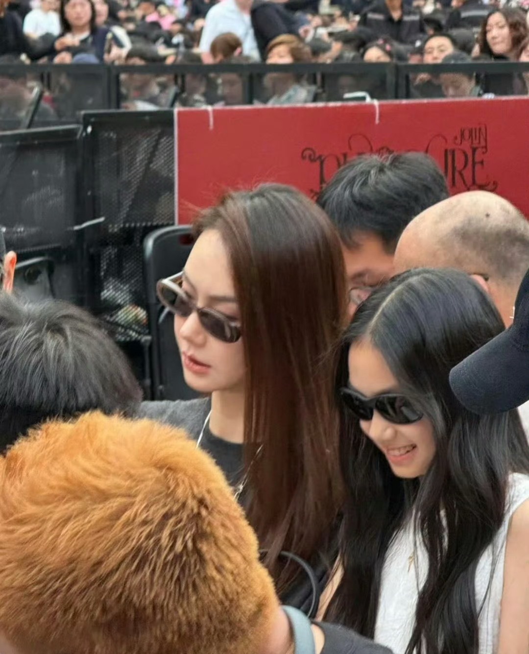 戚薇李承铉女儿11岁近照转眼Lucky已经11岁，看着昔日软萌可爱的小不点长成亭