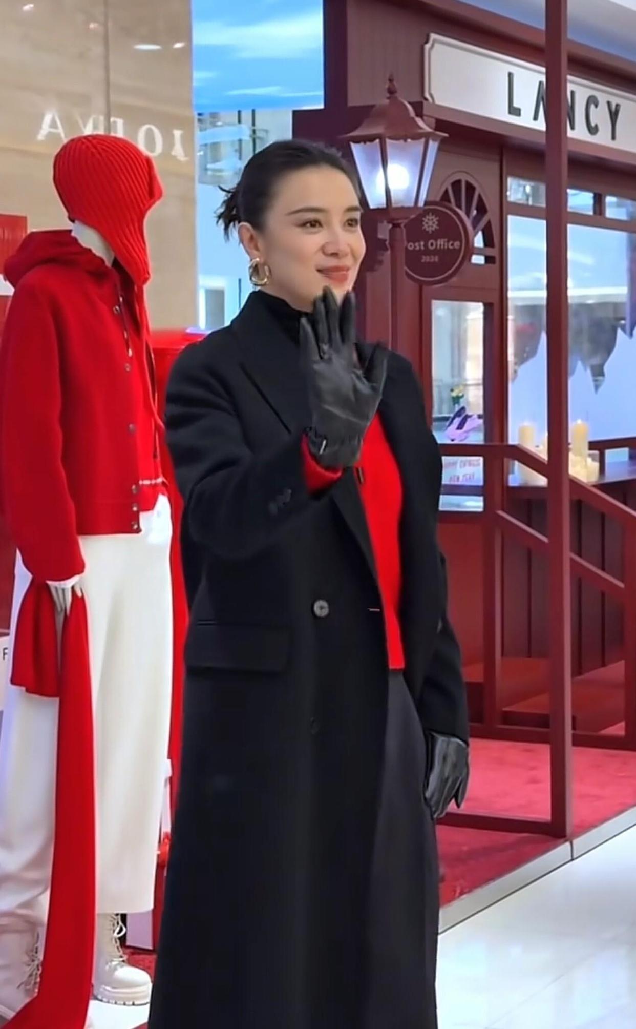 45岁宋佳现身西安！黑大衣搭阔腿裤气场拉满，又飒又漂亮，状态惊艳