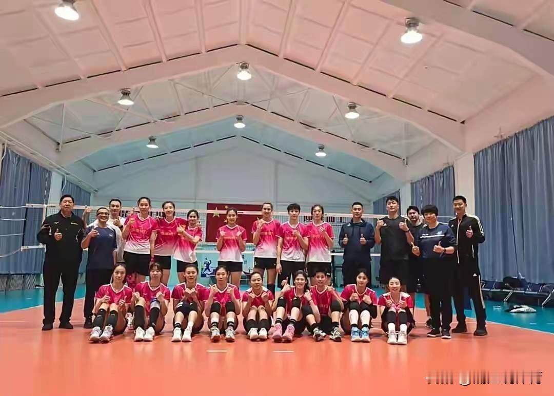 天津女排出征全运会，助理教练曹阳缺席引发球迷热议。曹阳曾是天津女排前主教练陈友泉