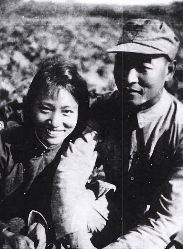 彭雪枫夫人有多美?这是1941年留影,她21岁,战地玫瑰,飒爽英姿