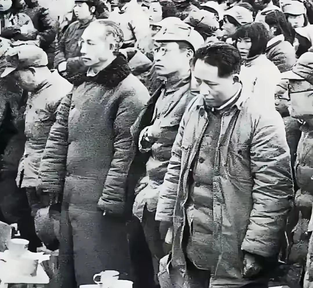 以前看到这张照片感觉到很疑惑：照片中的人物一个神情肃、穆默立垂首，只是不知道是在