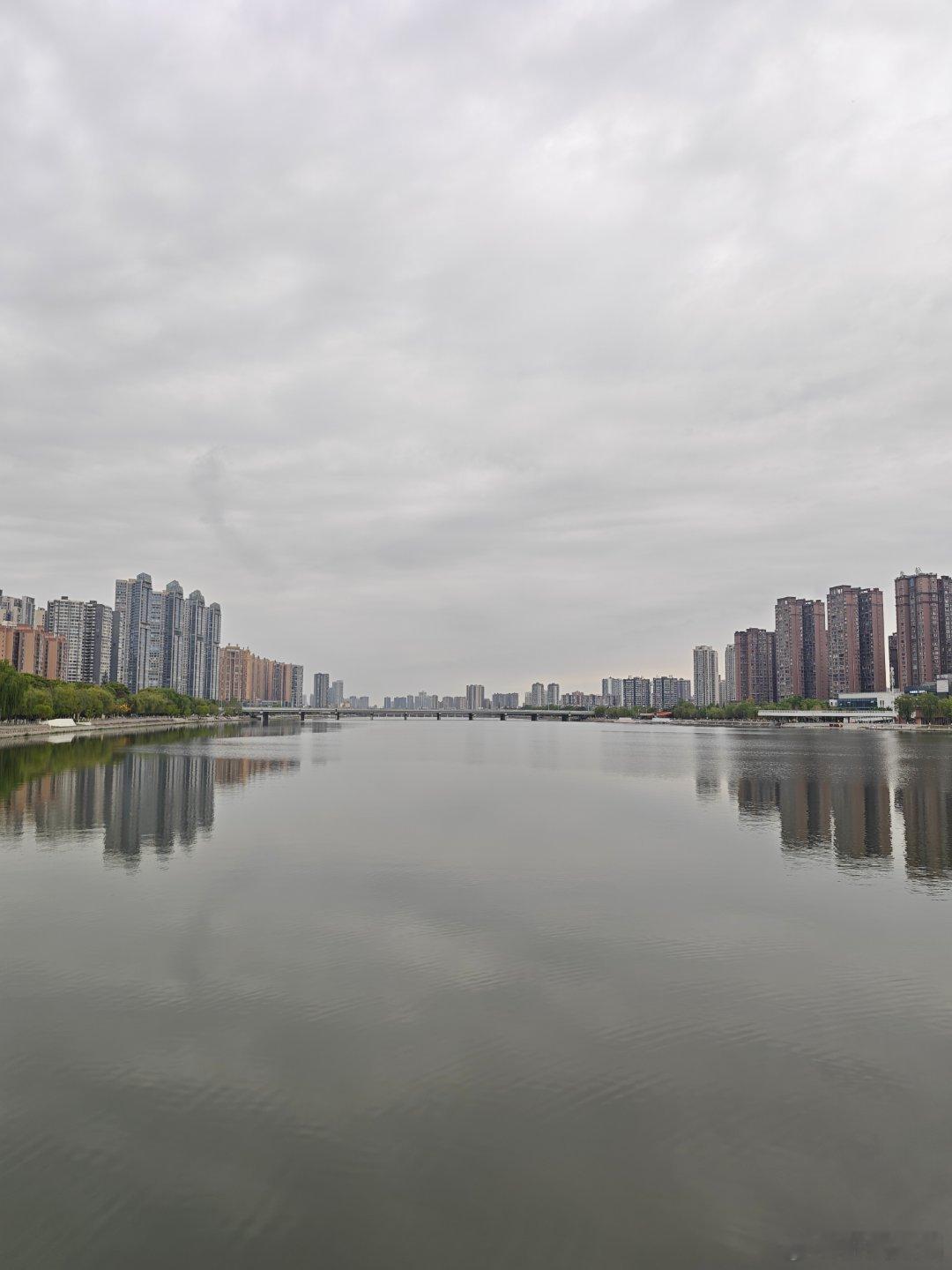 中年人开始跑步的心态，是衰老焦虑，不甘平庸的挣扎，对我而言还增加一条属性，缓解眼